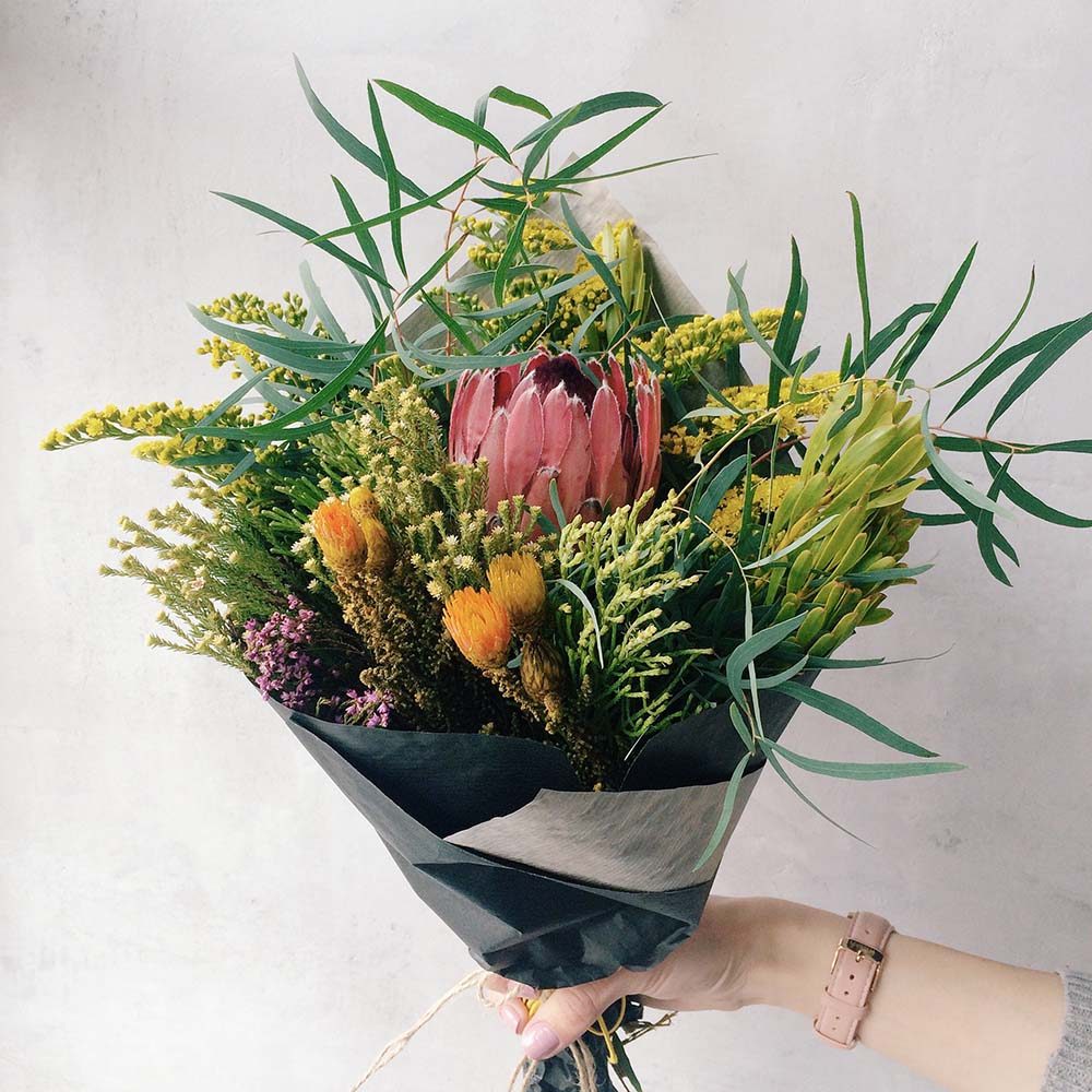 Handgebundener Wildblumenstrau&szlig; in Papier, frisch aus dem Atelier